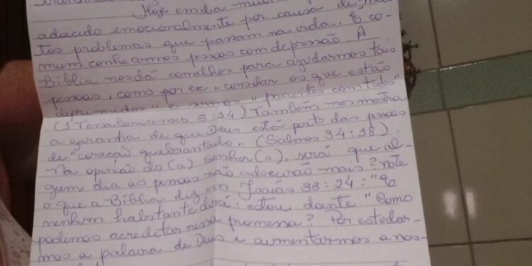 Sem aglomerar, fiéis escrevem cartas de fé para pregar Boas Novas na Pandemia
