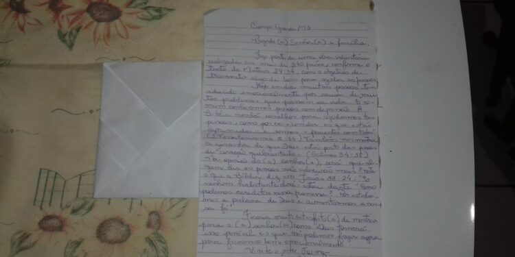 Sem aglomerar, fiéis escrevem cartas de fé para pregar Boas Novas na Pandemia