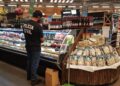 Pão de Açúcar é alvo de denúncia e polícia instaura inquérito sobre produtos vencidos