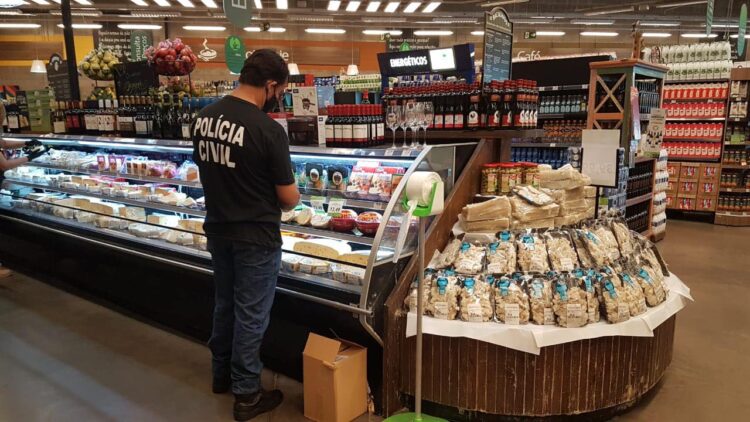 Pão de Açúcar é alvo de denúncia e polícia instaura inquérito sobre produtos vencidos