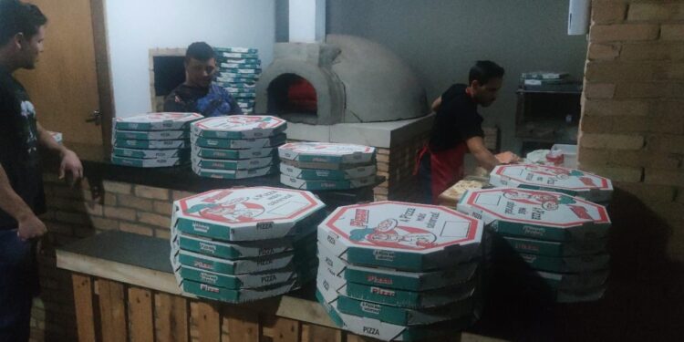 Amor ao próximo: Amigos fazem e distribuem pizzas em comunidade carente na Capital