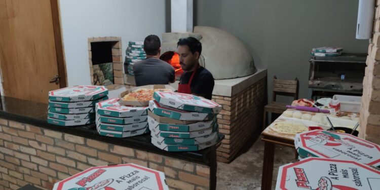 Amor ao próximo: Amigos fazem e distribuem pizzas em comunidade carente na Capital