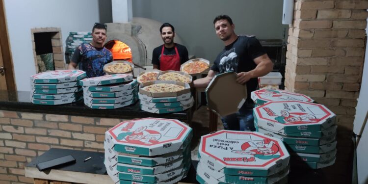 Amor ao próximo: Amigos fazem e distribuem pizzas em comunidade carente na Capital