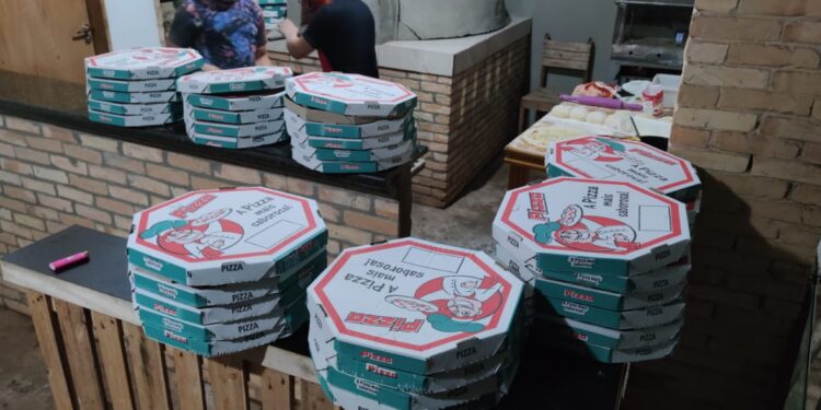 Amor ao próximo: Amigos fazem e distribuem pizzas em comunidade carente na Capital