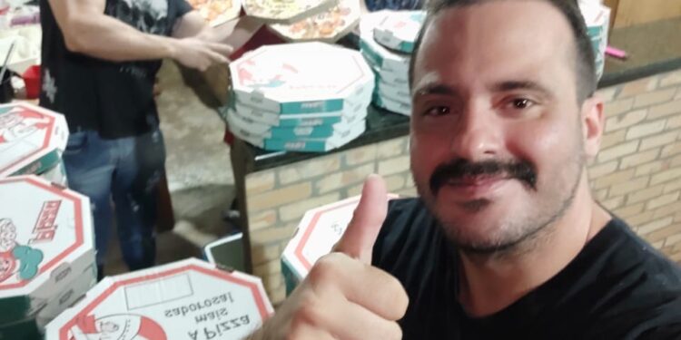 Amor ao próximo: Amigos fazem e distribuem pizzas em comunidade carente na Capital