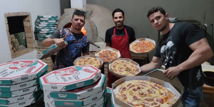 Amor ao próximo: Amigos fazem e distribuem pizzas em comunidade carente na Capital