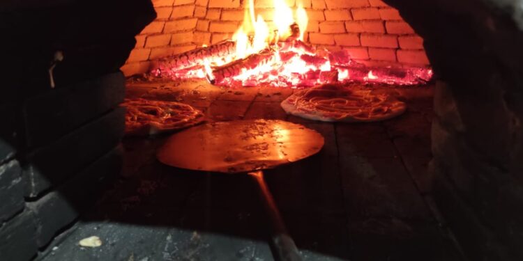 Amor ao próximo: Amigos fazem e distribuem pizzas em comunidade carente na Capital