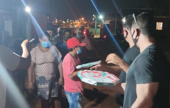 Amor ao próximo: Amigos fazem e distribuem pizzas em comunidade carente na Capital
