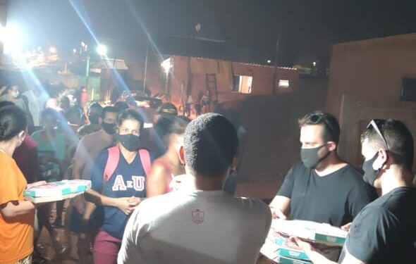 Amor ao próximo: Amigos fazem e distribuem pizzas em comunidade carente na Capital