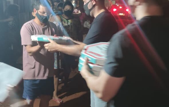 Amor ao próximo: Amigos fazem e distribuem pizzas em comunidade carente na Capital