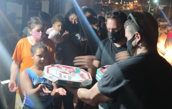 Amor ao próximo: Amigos fazem e distribuem pizzas em comunidade carente na Capital