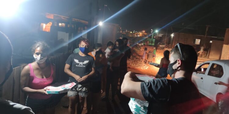 Amor ao próximo: Amigos fazem e distribuem pizzas em comunidade carente na Capital