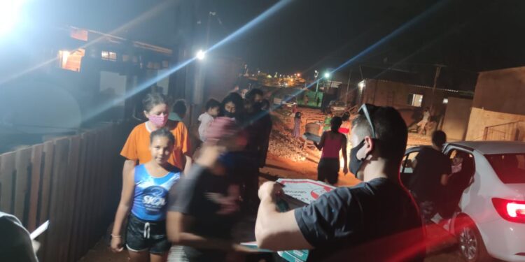 Amor ao próximo: Amigos fazem e distribuem pizzas em comunidade carente na Capital