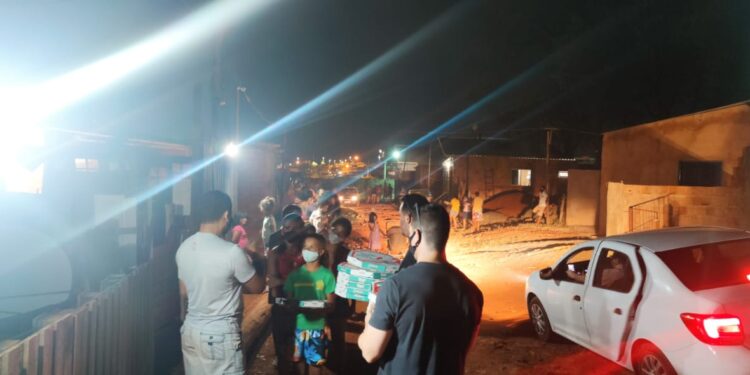 Amor ao próximo: Amigos fazem e distribuem pizzas em comunidade carente na Capital