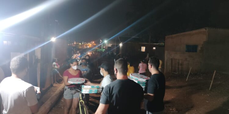 Amor ao próximo: Amigos fazem e distribuem pizzas em comunidade carente na Capital