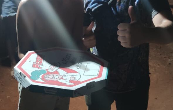 Amor ao próximo: Amigos fazem e distribuem pizzas em comunidade carente na Capital