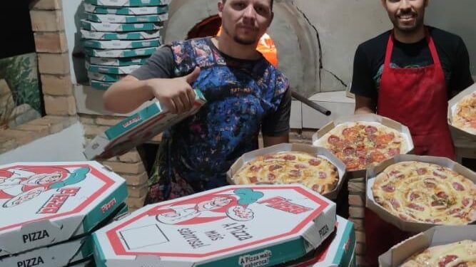 Amor ao próximo: Amigos fazem e distribuem pizzas em comunidade carente na Capital