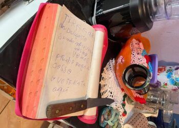 Dupla furta casa 2 vezes e deixa ameaça de morte em bíblia se vítima não tirar queixa