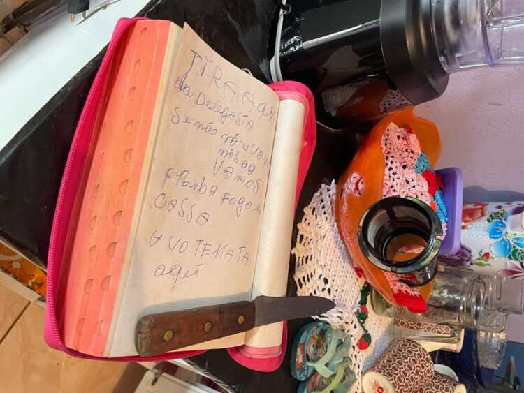 Dupla furta casa 2 vezes e deixa ameaça de morte em bíblia se vítima não tirar queixa