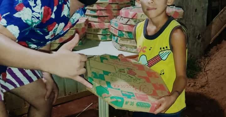 Missão cumprida: amigos retornam com mais 100 pizzas à comunidade carente da Capital