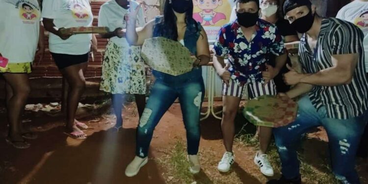 Missão cumprida: amigos retornam com mais 100 pizzas à comunidade carente da Capital