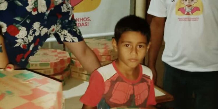 Missão cumprida: amigos retornam com mais 100 pizzas à comunidade carente da Capital