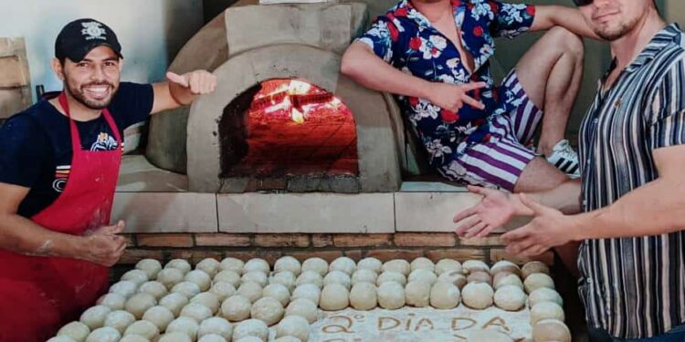Missão cumprida: amigos retornam com mais 100 pizzas à comunidade carente da Capital