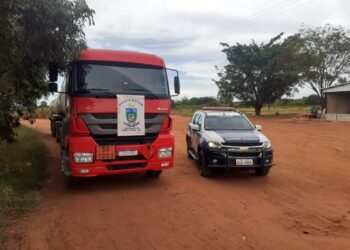 Carreta bitren roubada com chave na ignição é encontrada pela polícia no interior