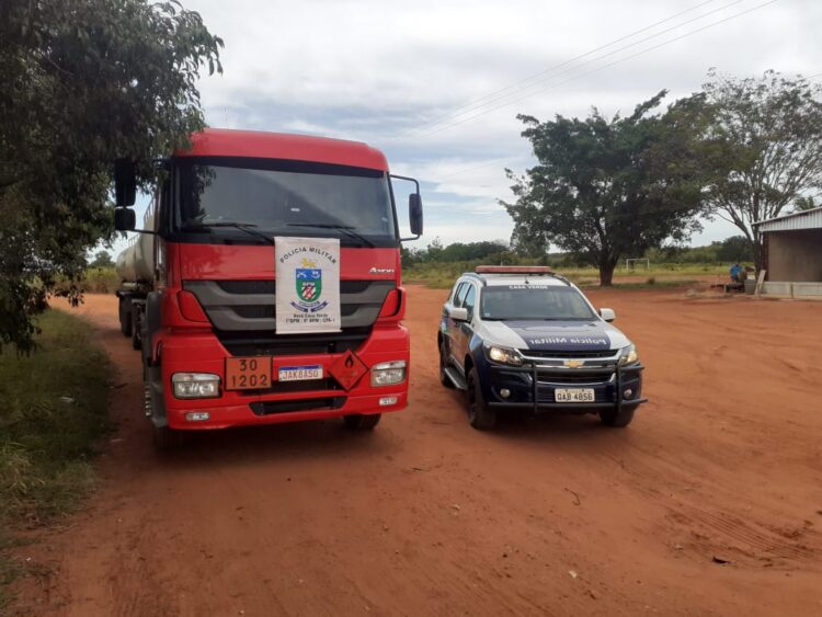 Carreta bitren roubada com chave na ignição é encontrada pela polícia no interior