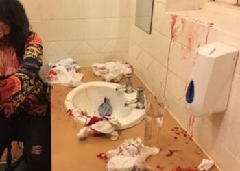 Após beber e discutir, homem quase mata esposa em banheiro de residência