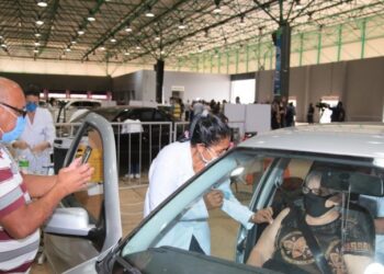 Público de vacinação é ampliado para idosos de 61 anos e horário estendido em postos