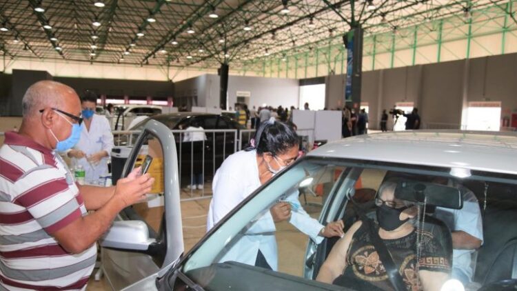 Público de vacinação é ampliado para idosos de 61 anos e horário estendido em postos