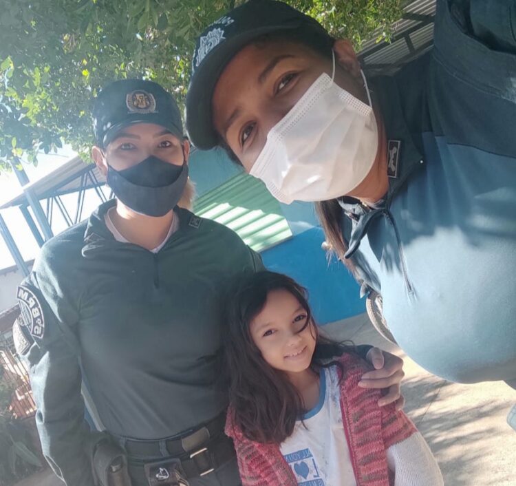 Garotinha de 7 anos realiza o sonho conhecer PMs mulheres