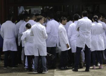 Projeto prevê contrato emergencial para médicos formados no exterior
