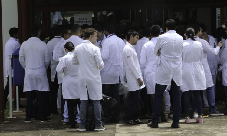 Projeto prevê contrato emergencial para médicos formados no exterior