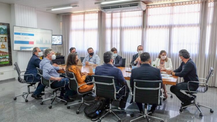 Defensores de MT conhecem estratégias da Capital na vacinação contra a Covid-19