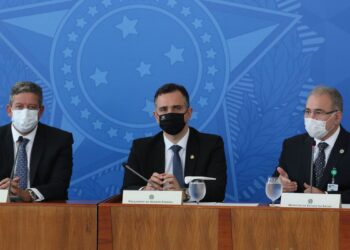 Queiroga anuncia antecipação de doses da vacina da Pfizer