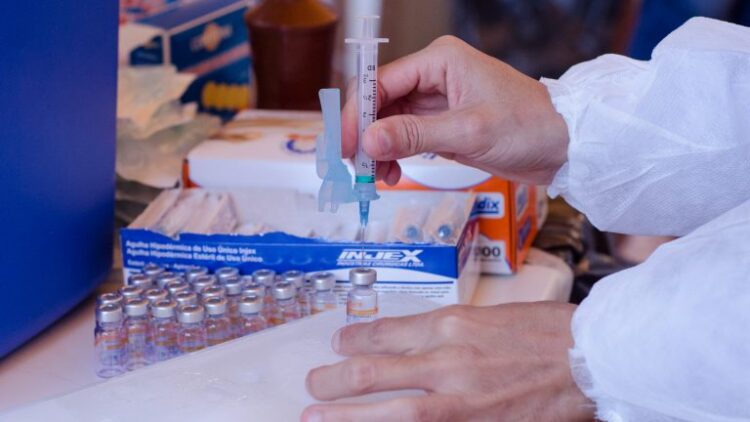 Segunda dose da Coronavac na Capital marcada para hoje e amanhã é reagendada. Confira: