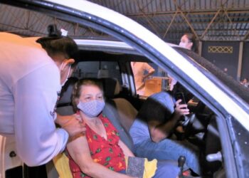 Com novas remessas, vacinação de idosos de 65 anos é retomada em Campo Grande