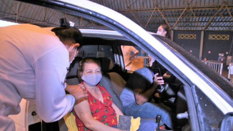 Com novas remessas, vacinação de idosos de 65 anos é retomada em Campo Grande