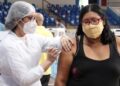 Pessoas com 59 anos ou mais retornam a ser vacinadas contra a Covid nesta quinta