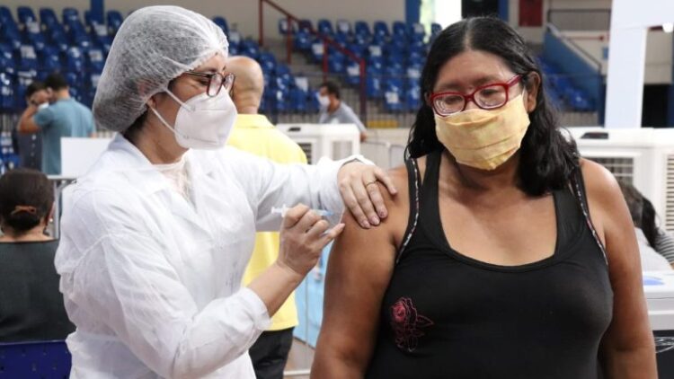 Pessoas com 59 anos ou mais retornam a ser vacinadas contra a Covid nesta quinta