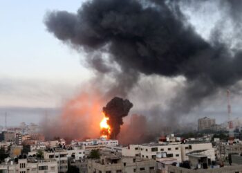 Israel destrói prédio em Gaza que abrigava escritórios de imprensa