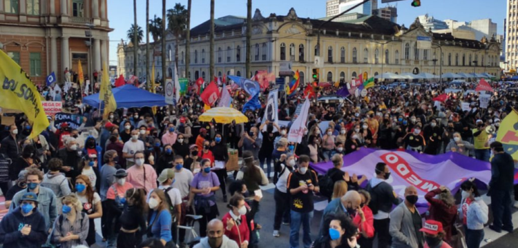 Gaúchos tomam as ruas de Porto Alegre contra Bolsonaro