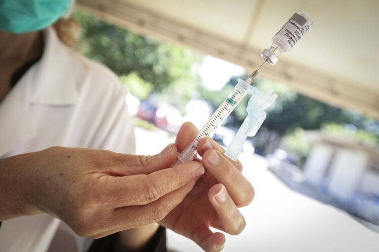 Gestantes e puérperas e pessoas para 2ª dose da Coronavac serão vacinadas amanhã