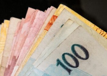 Governo deposita salários na segunda-feira; valor estará disponível para saque no dia 1º