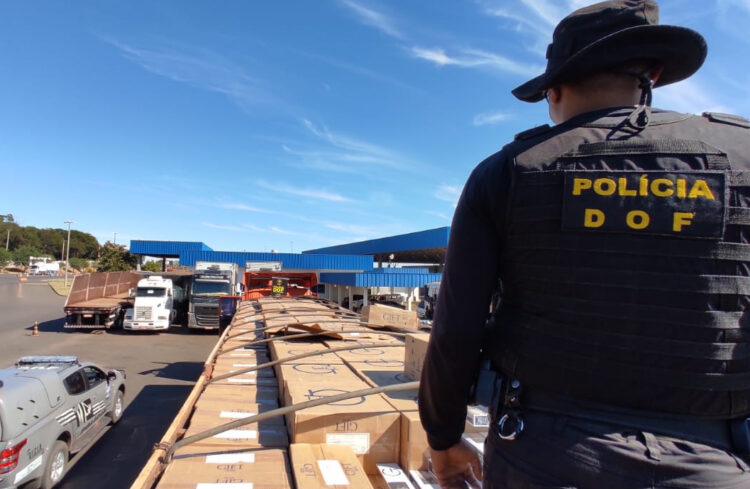 DOF apreende carreta que ia pra SP com 40 mil pacotes de cigarros contrabandeados