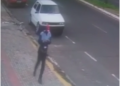 Imagens mostram ladrão levando moto estacionada em frente de casa na luz do dia