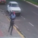 Imagens mostram ladrão levando moto estacionada em frente de casa na luz do dia