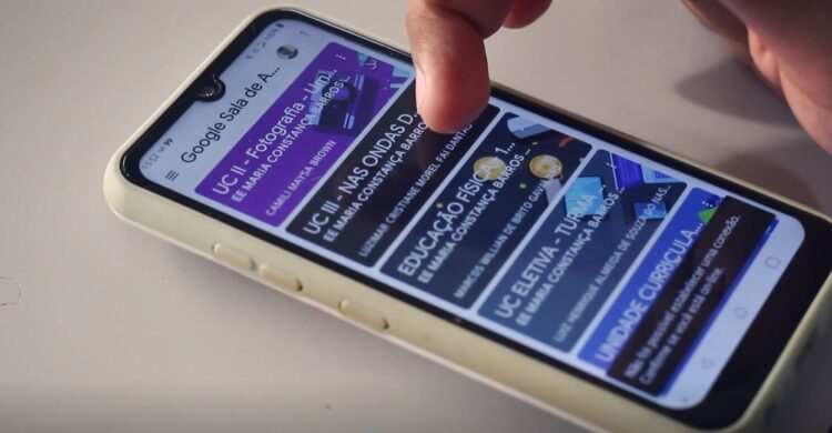 Projeto beneficia alunos de escola estadual com doação de smartphones